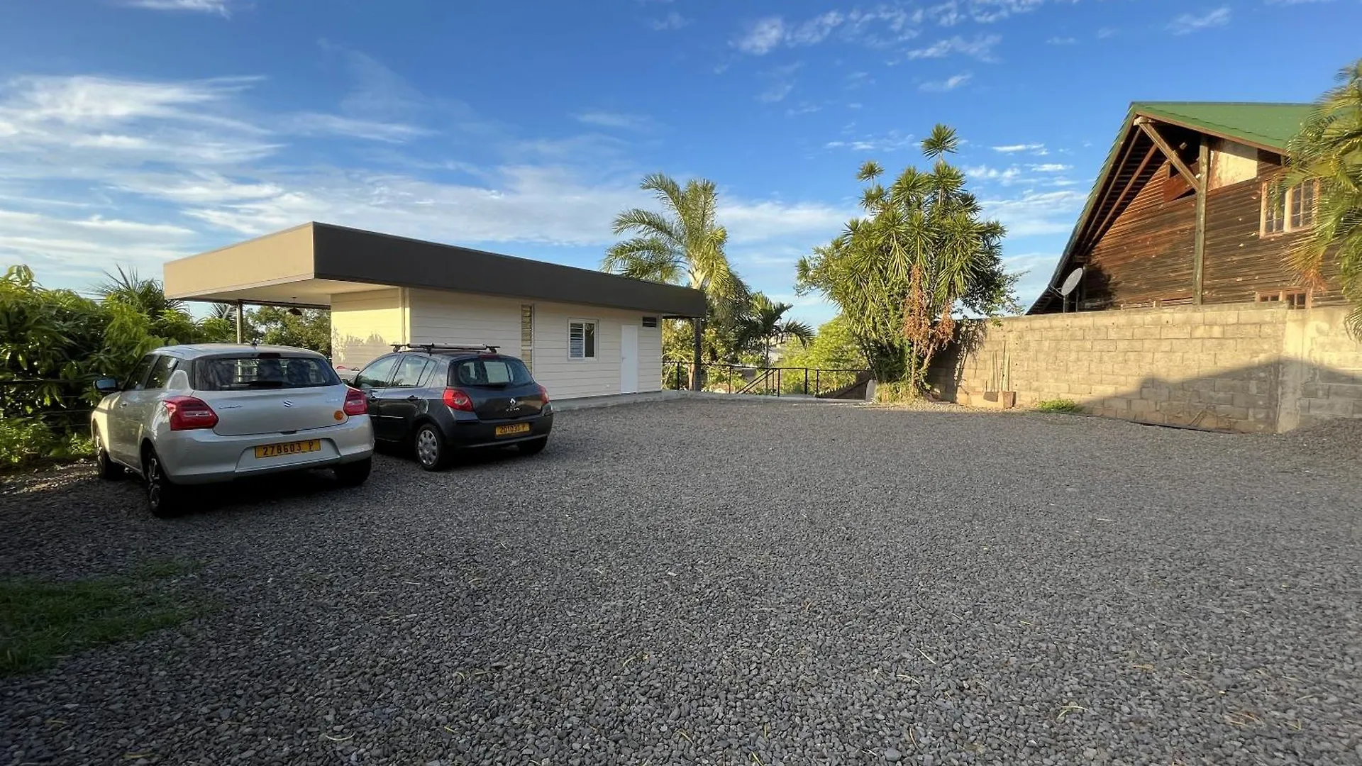 Ononui Lodge: Oceanfront Airport Retreat with Private Balconies Faaa 0*,  French Polynesia