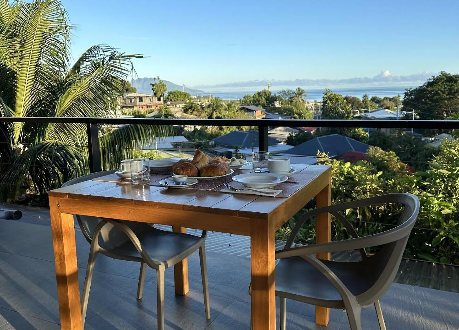 Ononui Lodge: Oceanfront Airport Retreat with Private Balconies Faaa